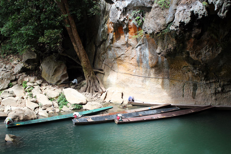 Bateaux pour visiter la Grotte de Tham Kong Lo