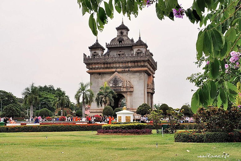 Vientiane, Lane Xang Avenue (Vue de Patuxay)