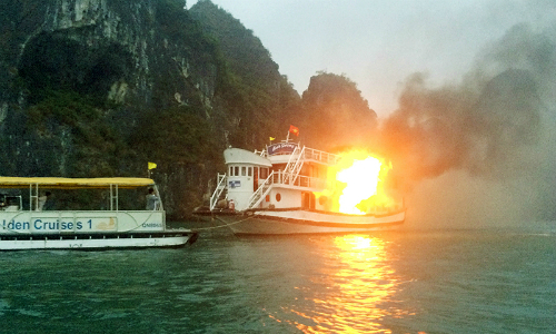 Incendie d’ un bateau de croisière dans la baie de Ha Long au Vietnam
