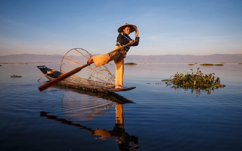 Un pêcheur d'Intha au Lac Inle, Myanmar