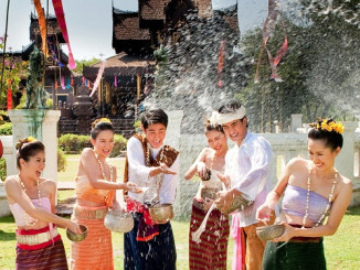 On se mouille pendant le festival du Nouvel An au Laos