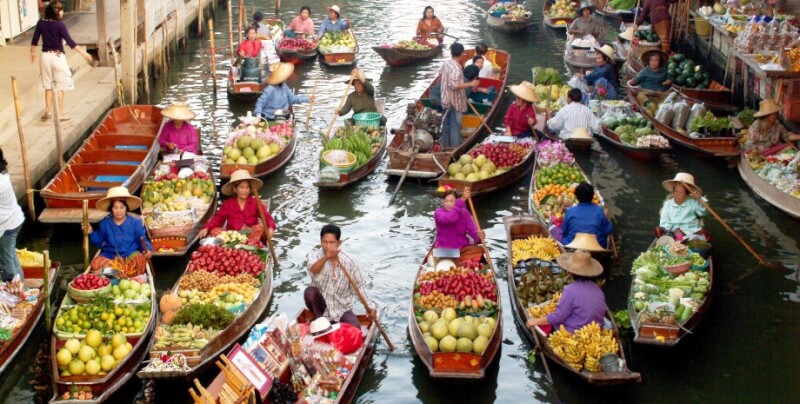 Petits bateaux chargés de fruits et légumes frais au Marché flottant de Damnoen Saduak