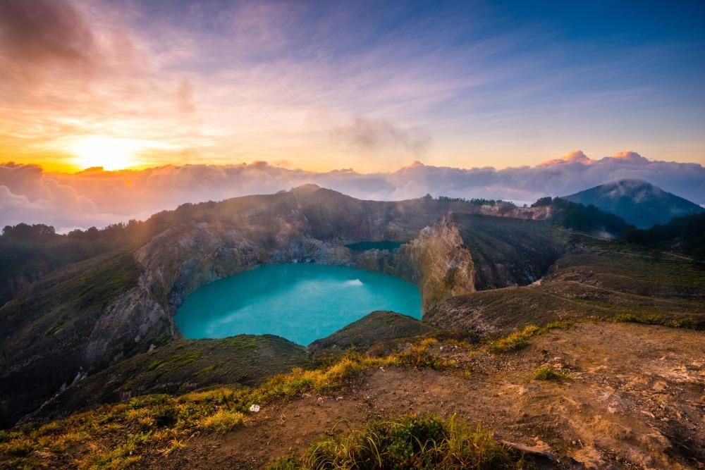 Lever du soleil sur le mont Kelimutu à Flores, en Indonésie.