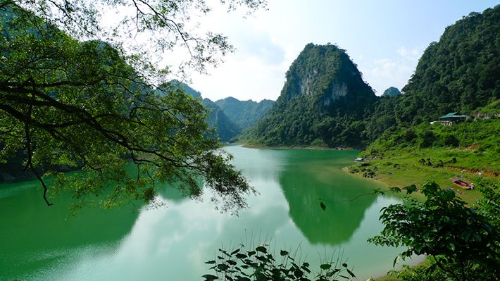 Lac Thang Hen, un lac de montagne serein avec une belle eau bleu saphir