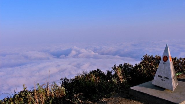 Conquête du Sommet du pic de Chieu Lau Thi, 2412 mètres, troisième toit du Vietnam