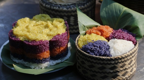 Riz gluant aux cinq couleurs, un plat important pour presque toutes les minorités ethniques des régions montagneuses du nord du Vietnam