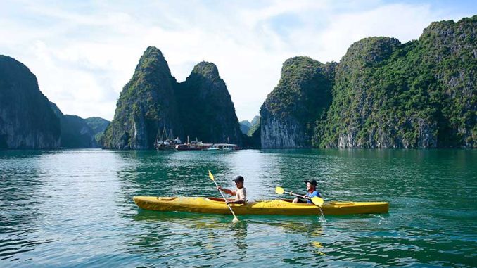 Faire du kayak dans la baie de Lan Ha - Photo: Internet